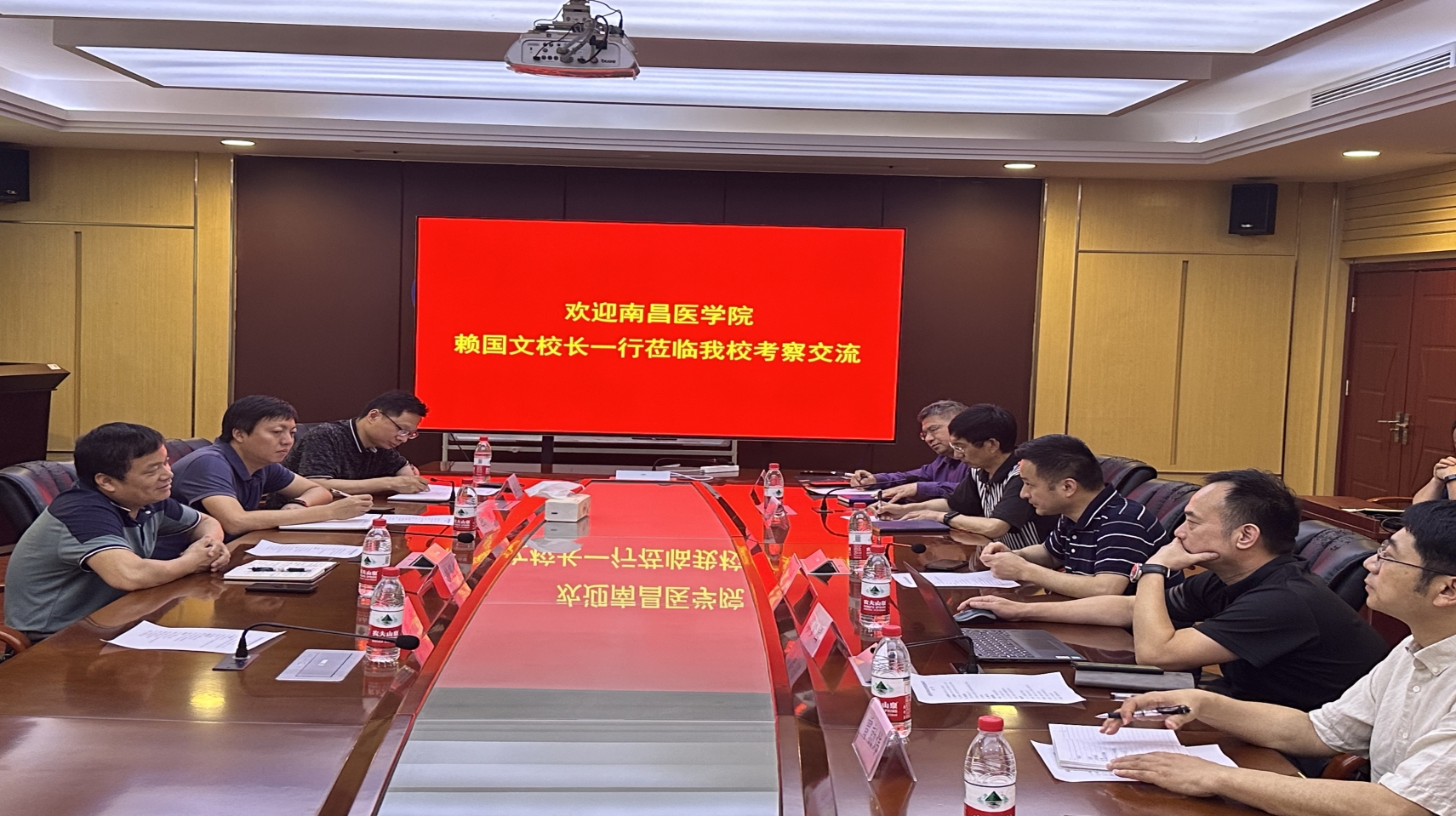 南昌医学院赖国文副校长一行来我校考察交流