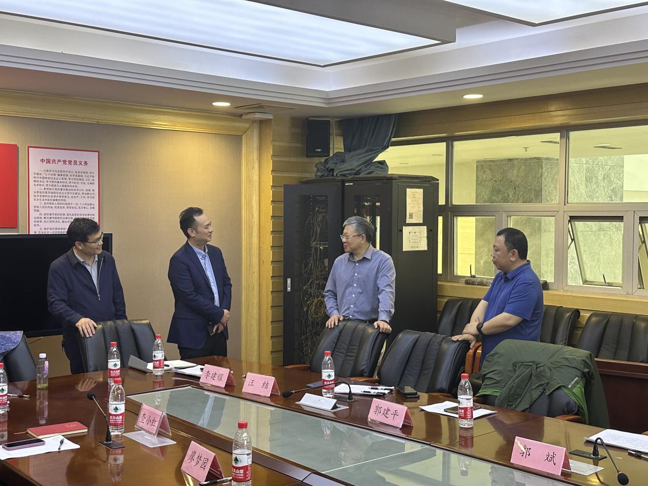 校党委书记罗嗣海深入信息化办公室走访调研
